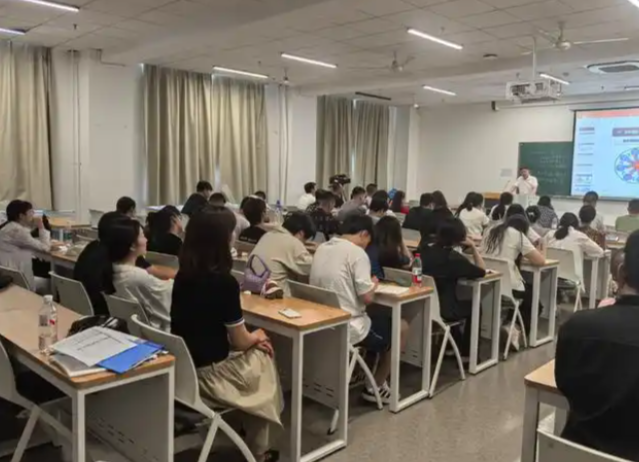 学生满意度作为根底目标要点考察学生对课程内容实用性