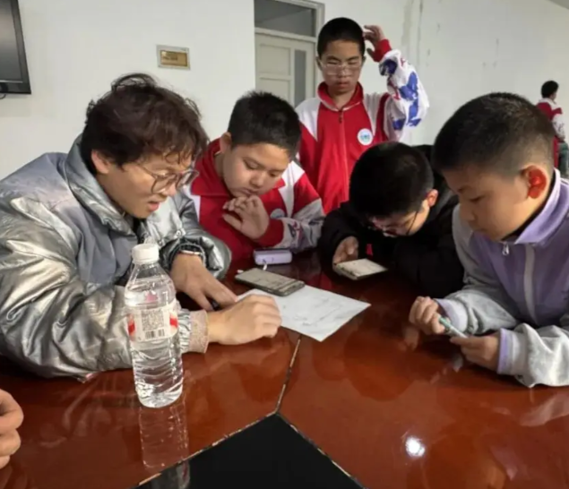学生更大的自由度去探究教与学的新模式革新过程的生动