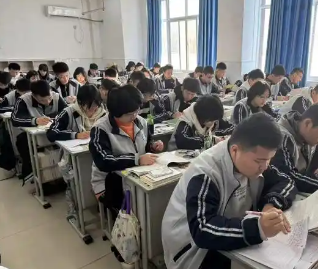 根据每个孩子的学习状况实时调整教育策略完成个性化学习体会